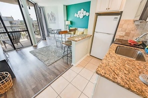 Fridge, microwave, stovetop, coffee/tea maker - New, Beautiful Decor, Meridian Plaza, Pools, Nice! (Myrtle Beach)