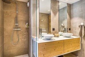 مجففات شعر، مناشف، صابون، ورق حمّام