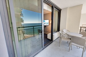 Outdoor dining - WOW Coastal Charm With Beachfront Access and pools (Myrtle Beach)