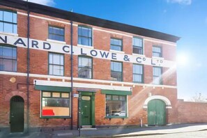 Vista frontal de la propiedad