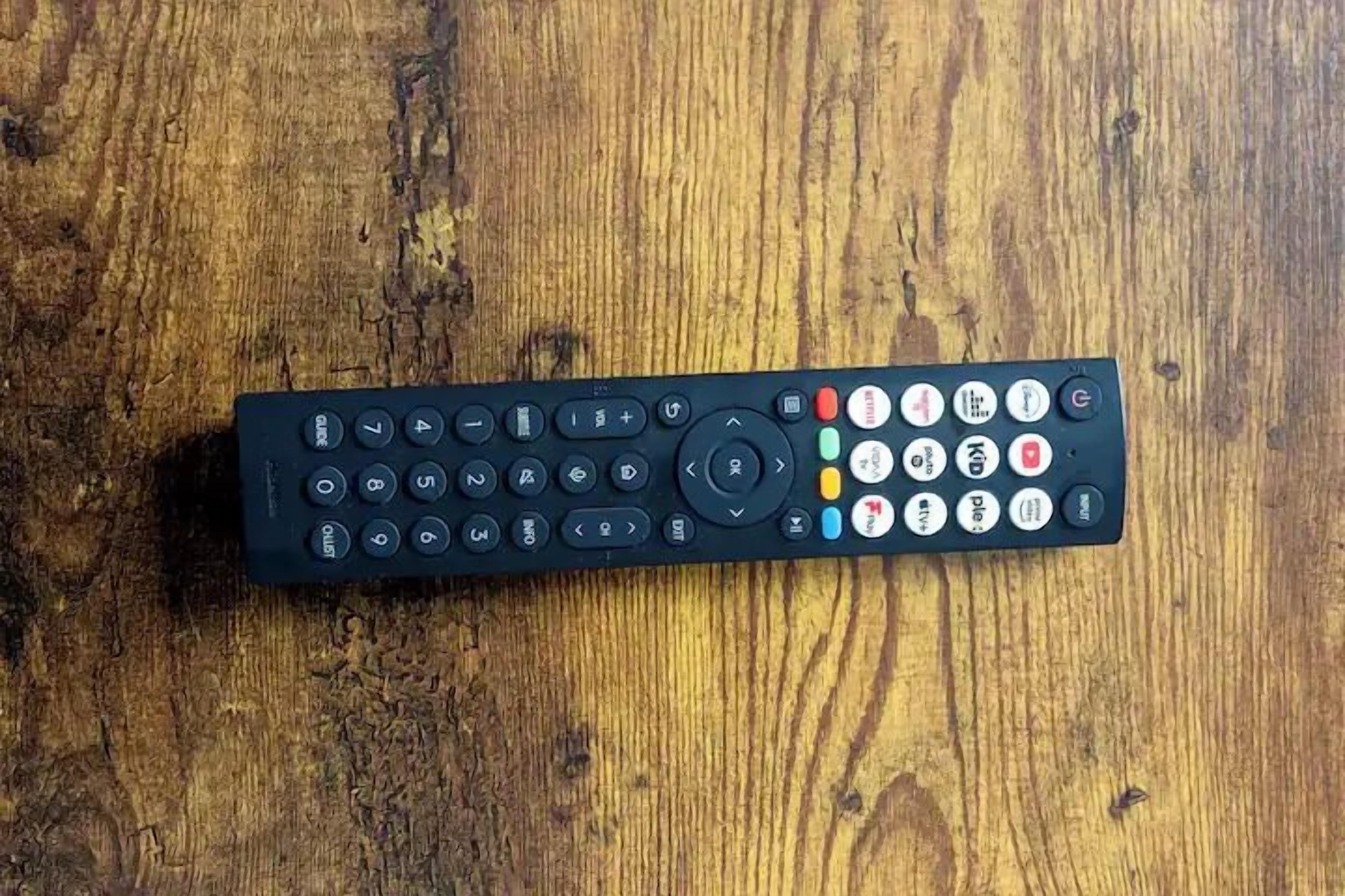 Un control remoto sobre una superficie de madera.
