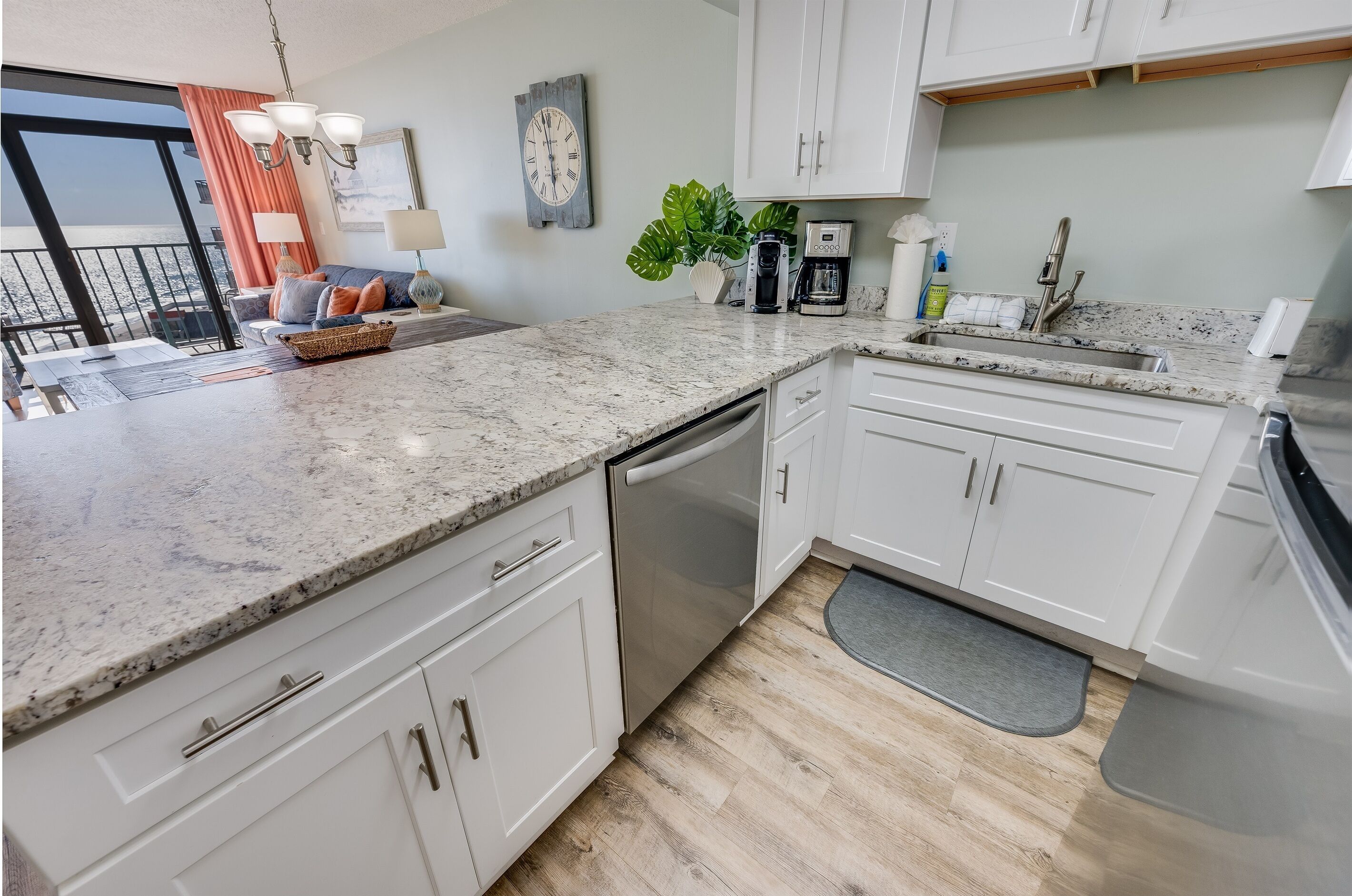 Geladeira, micro-ondas, cafeteira/chaleira