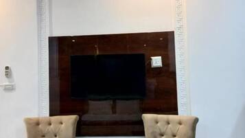 Habitación doble Deluxe | Insonorización, tabla de planchar con plancha y wifi gratis