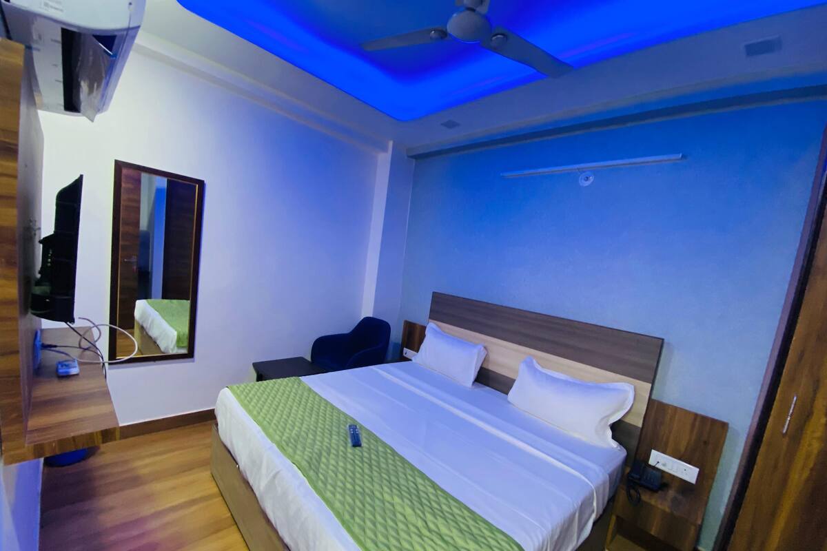 Escritorio, wifi gratis y ropa de cama