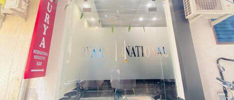 Pintu masuk properti