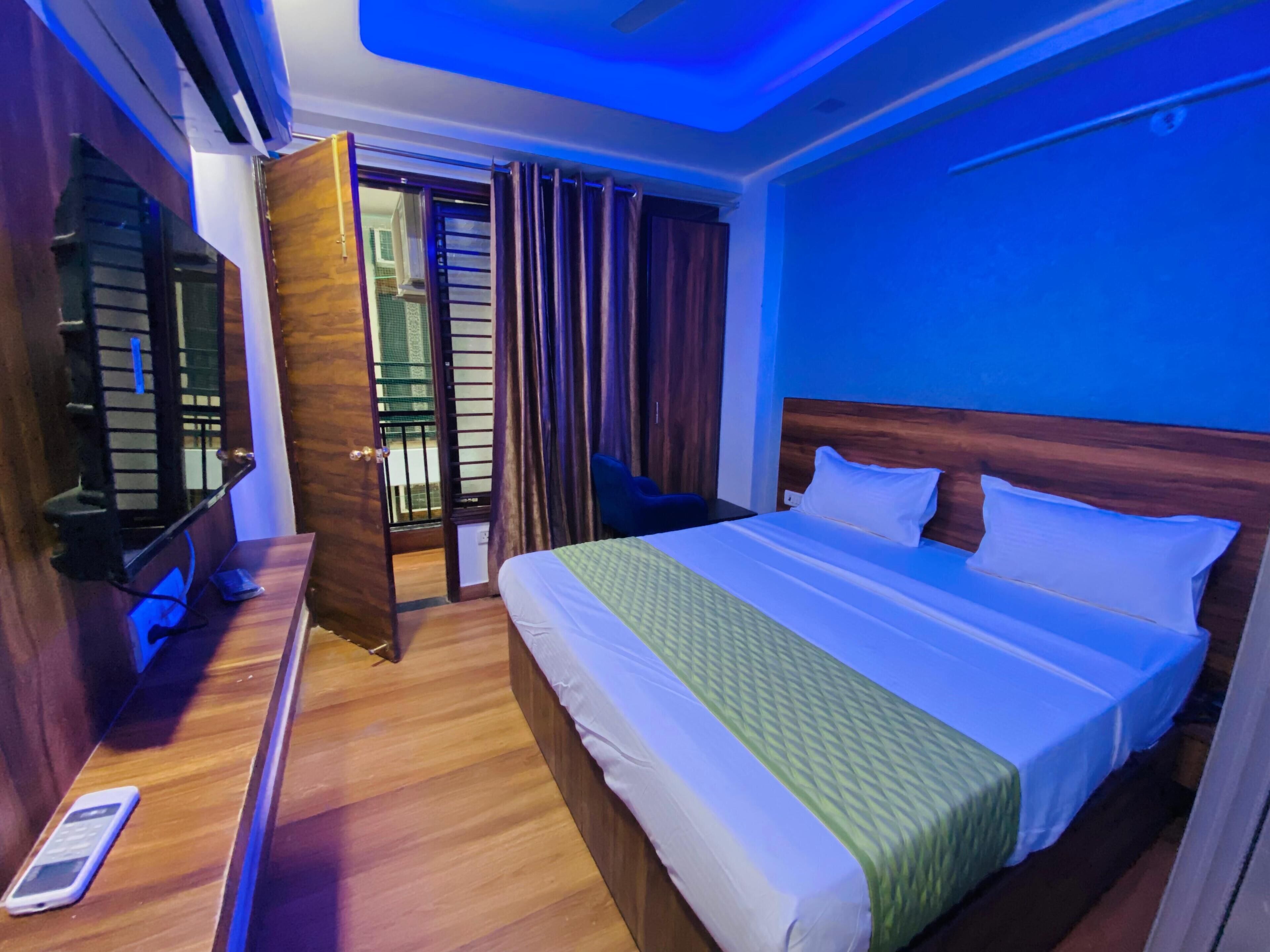 Deluxe Room | Desk, rollaway beds (surcharge), WiFi (free), bed sheets
