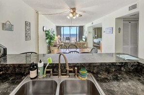 2 عدّة غرف نوم ومكواة/لوح كي وواي فاي وملاءات أسرّة