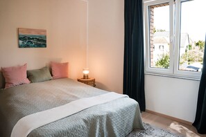 1 habitación, escritorio, tabla de planchar con plancha y wifi 