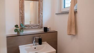 Regadera, secadora de cabello, toallas, jabón