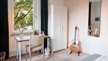 1 habitación, escritorio, tabla de planchar con plancha y wifi