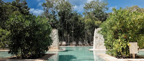 Una piscina al aire libre, tumbonas