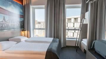 Escrivaninha, quartos à prova de som, Wi-Fi de cortesia, roupa de cama