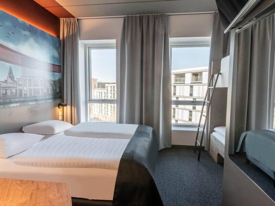Escrivaninha, quartos à prova de som, Wi-Fi de cortesia, roupa de cama