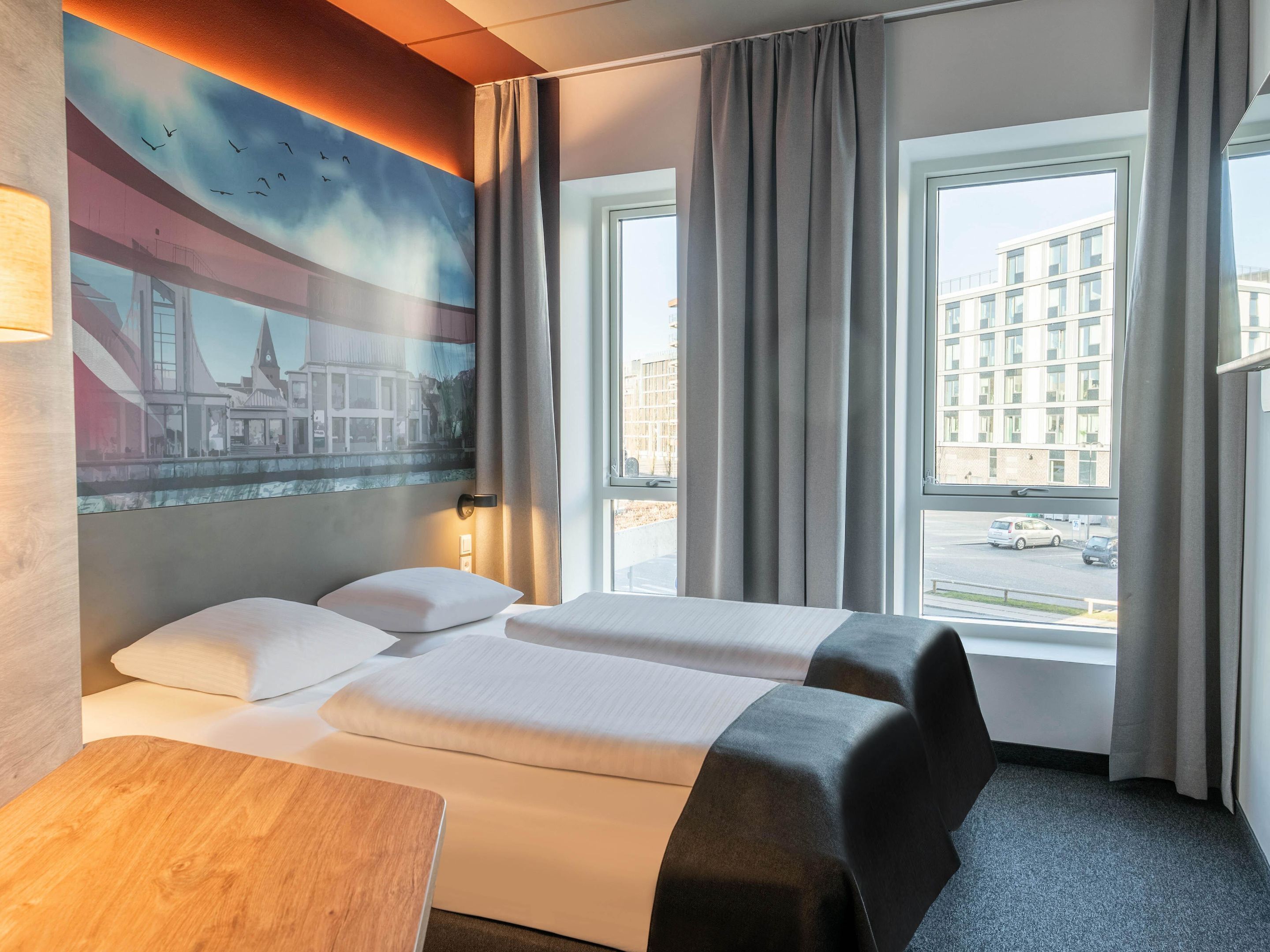 Desk, soundproofing, free WiFi, bed sheets