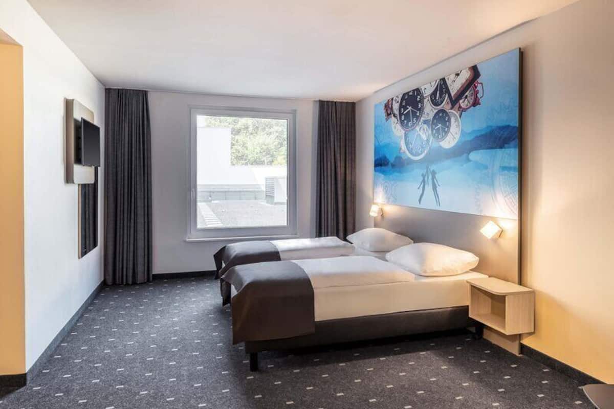 Twin Room | Desk, soundproofing, WiFi (free), bed sheets