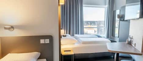 Desk, soundproofing, WiFi (free), bed sheets