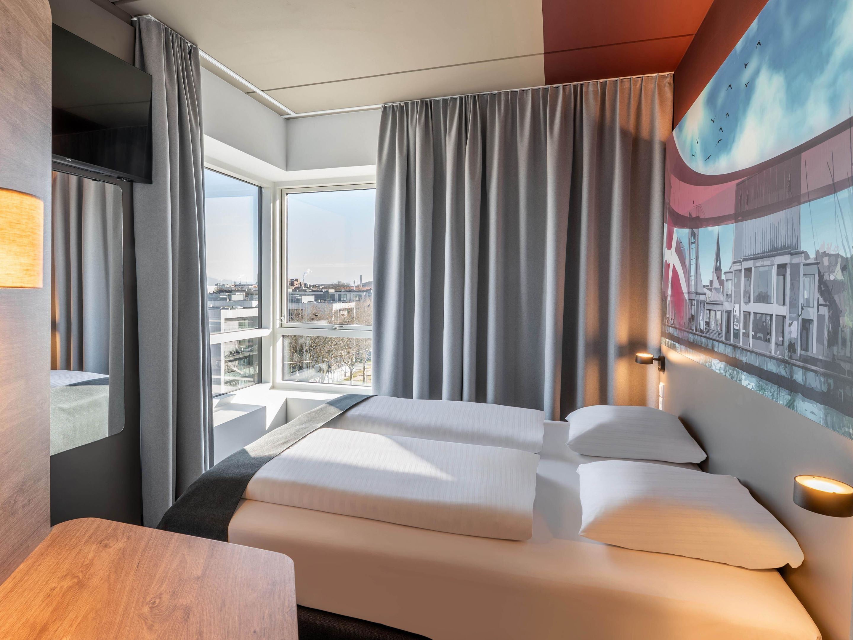 Desk, soundproofing, free WiFi, bed sheets