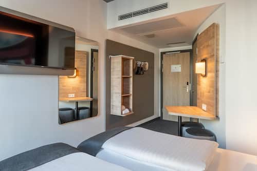 Twin Room | Desk, soundproofing, free WiFi, bed sheets