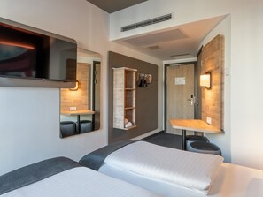 Meja, kalis bunyi, Wi-fi percuma, cadar katil 