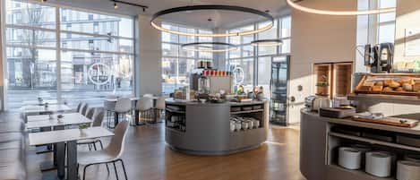 Petit déjeuner buffet (120 DKK par personne)
