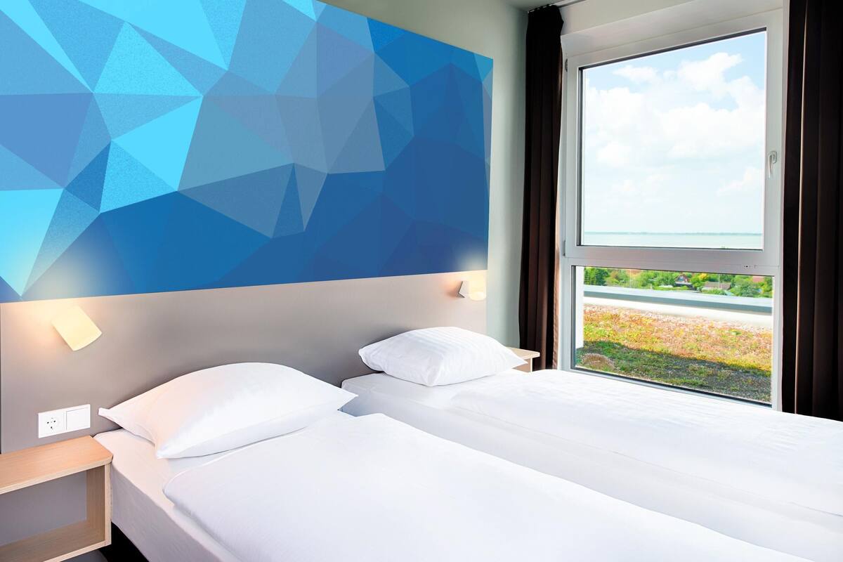 Escritorio, sistema de insonorización, wifi gratis y ropa de cama