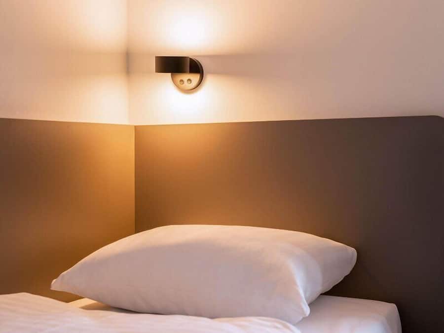 Escritorio, sistema de insonorización, wifi gratis y ropa de cama