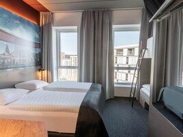 Desk, soundproofing, WiFi (free), bed sheets