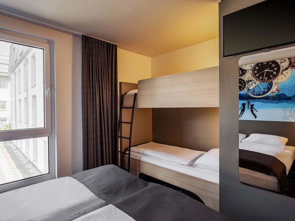 Una habitación de hotel con una litera, una ventana con cortinas, un reloj de pared y un cuadro.