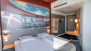 Een bureau, geluiddichte muren, gratis wifi, beddengoed