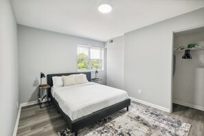 1 chambre, bureau, fer et planche à repasser, lit parapluie