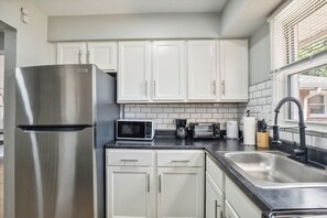 Refrigerador, microondas, horno y parrilla de estufa 