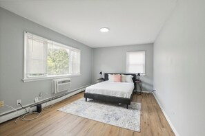 1 habitación, escritorio, tabla de planchar con plancha y cuna de viaje