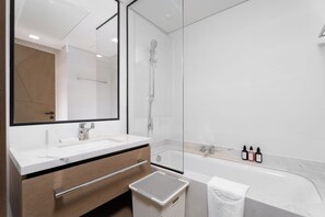 Appartement Confort, balcon, vue mer | Salle de bain | Articles de toilette gratuits, sèche-cheveux, serviettes fournies, savon