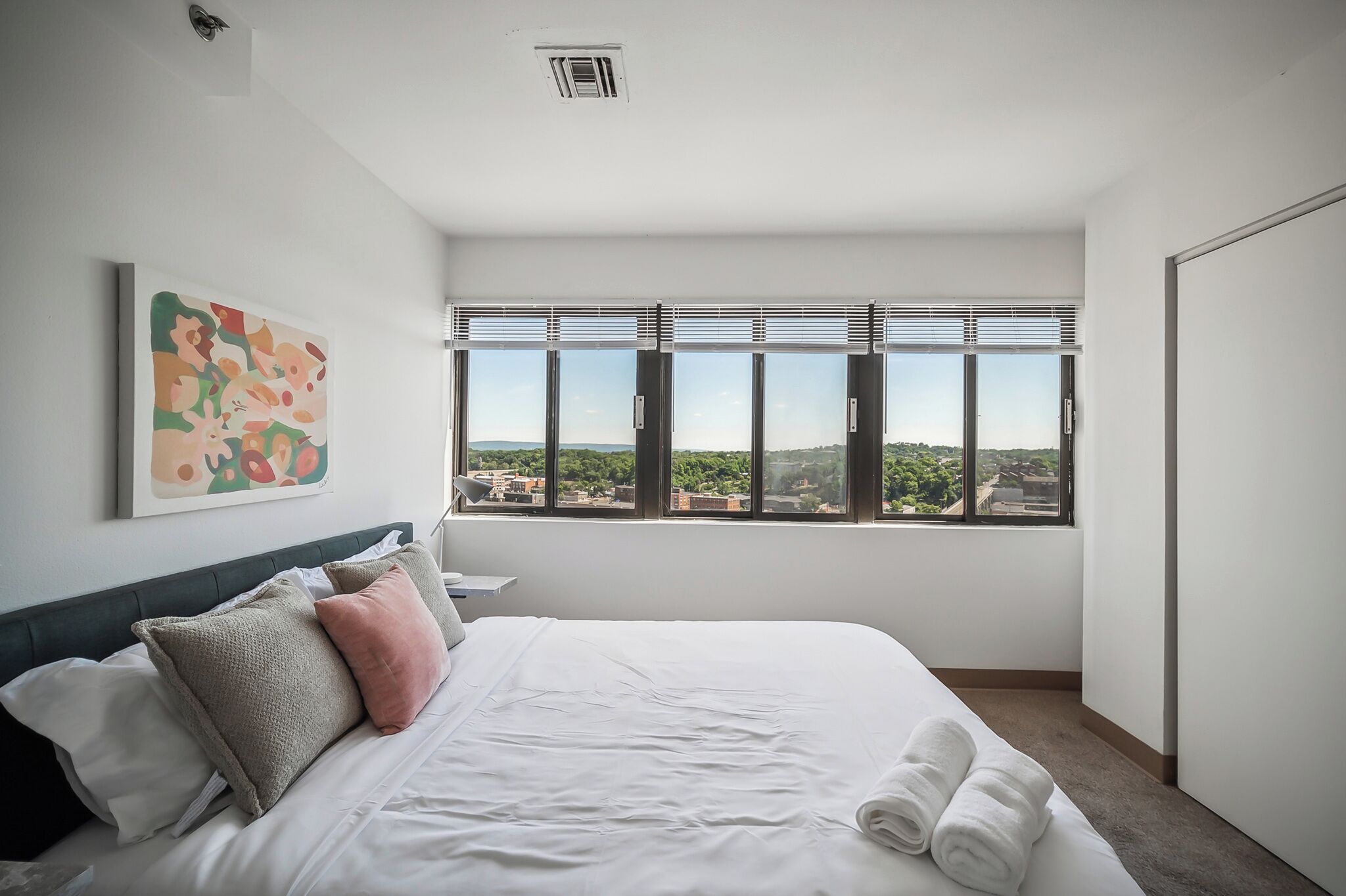 2 bedrooms, desk, travel crib, free WiFi