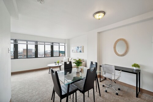 PP 1306  Modern Corporate 1br, pool, Gym