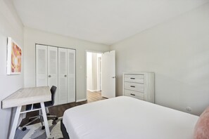 2 slaapkamers, een bureau, een strijkplank/strijkijzer, reisbedje