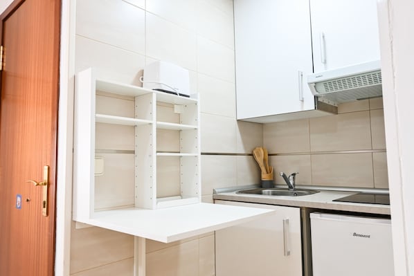 Fridge, microwave, coffee/tea maker, electric kettle