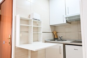 Fridge, microwave, coffee/tea maker, electric kettle - Cozy Apartment in Vallecas MDV1B (Madrid)
