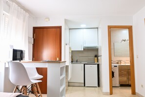 冷蔵庫、電子レンジ、コンロ、コーヒー / ティーメーカー