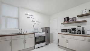 Apartment | Private kitchen | Fridge, microwave, oven, stovetop - 3BR Polanco Condo -elevator -parking-washer/dryer (Mexico City)