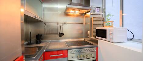 Een koelkast, een microgolfoven, een oven, een vaatwasser