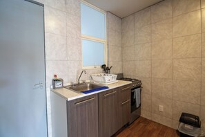 Appartement | Cuisine privée | Réfrigérateur, micro-ondes, four, plaque de cuisson