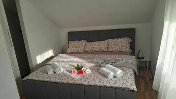 2 bedrooms, iron/ironing board, free WiFi, bed sheets