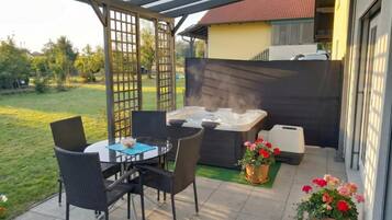 Familienhaus, Mehrere Schlafzimmer (Holiday Home Zala with Jacuzzi) | Speisen im Freien