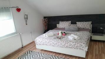 2 bedrooms, iron/ironing board, free WiFi, bed sheets