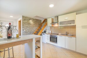 Fridge, microwave, oven, stovetop - Holiday Home Zala With Jacuzzi (Puconci)