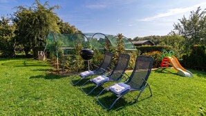 Familiehus, 2 soverom, peis (Zala House with Jacuzzi & Garden) | Grill-/piknikområde