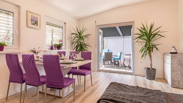 Familiehus, 2 soverom, peis (Zala House with Jacuzzi & Garden) | Spiseområde