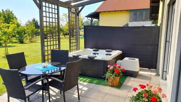 Nhà dành cho gia đình, 2 phòng ngủ, lò sưởi (Zala House with Jacuzzi & Garden) | Khu ẩm thực ngoài trời