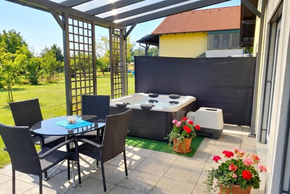 Casa familiar, 2 habitaciones, chimenea (Zala House with Jacuzzi & Garden) | Restaurante al aire libre